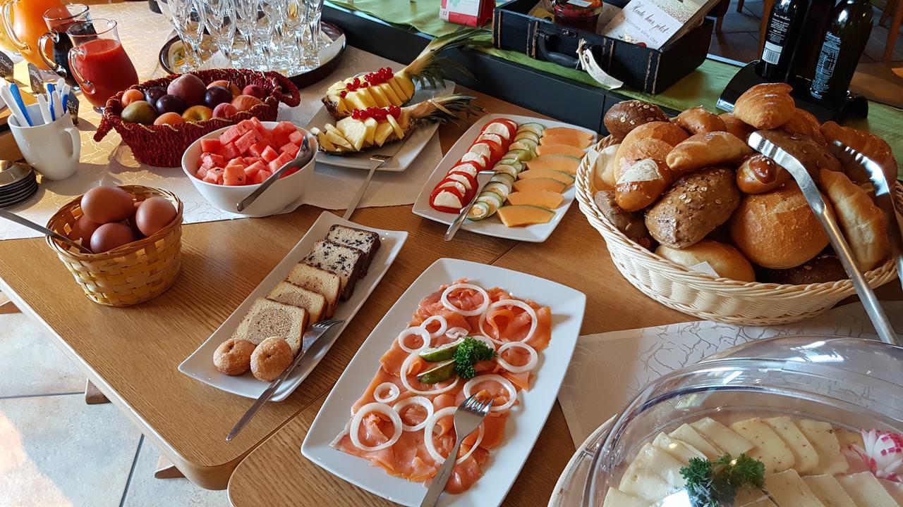 בירפלדןאוברזנט Hotel Gruener Baum Mit Restaurant & Wellness מראה חיצוני תמונה
